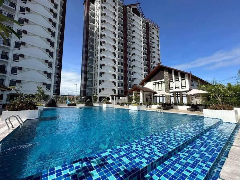 Property building, Day, Pool view, Swimming pool, sunbed