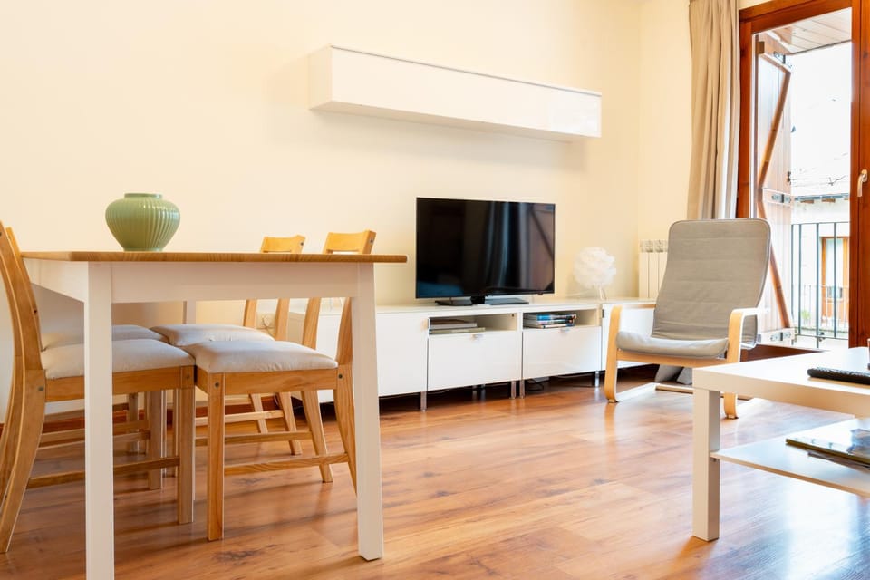 Communal lounge/ TV room, TV and multimedia, Living room, Dining area