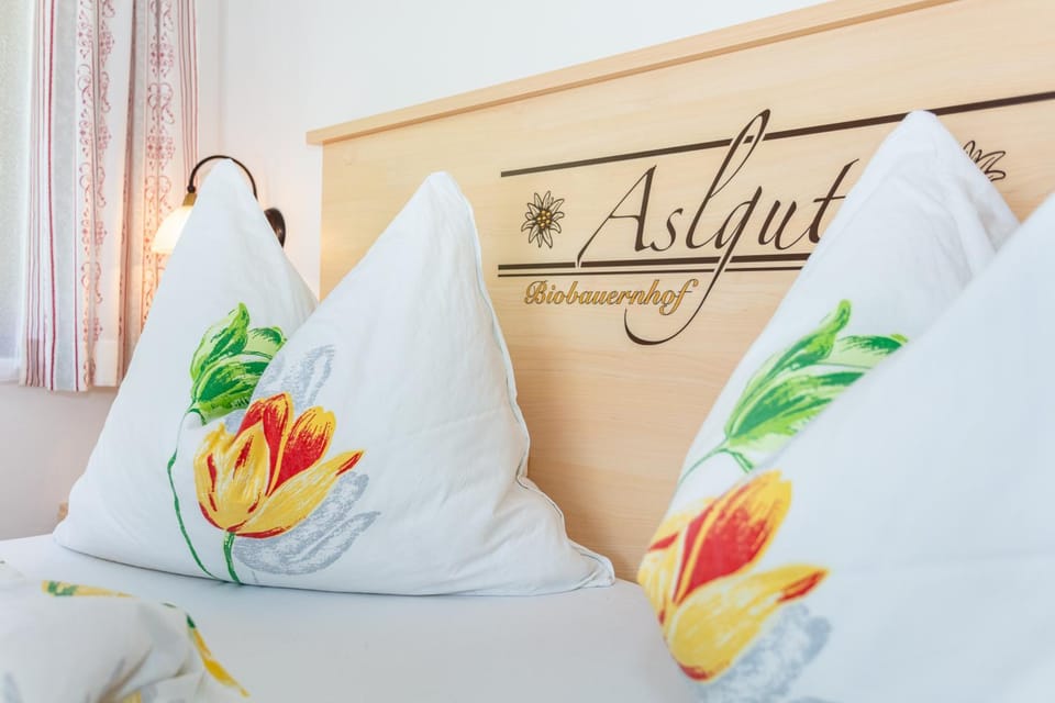 Bed, Logo/Certificate/Sign