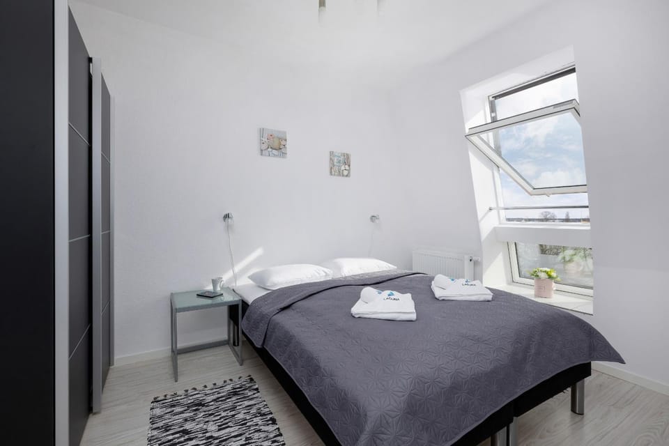 Bed, Photo of the whole room, Bedroom, towels