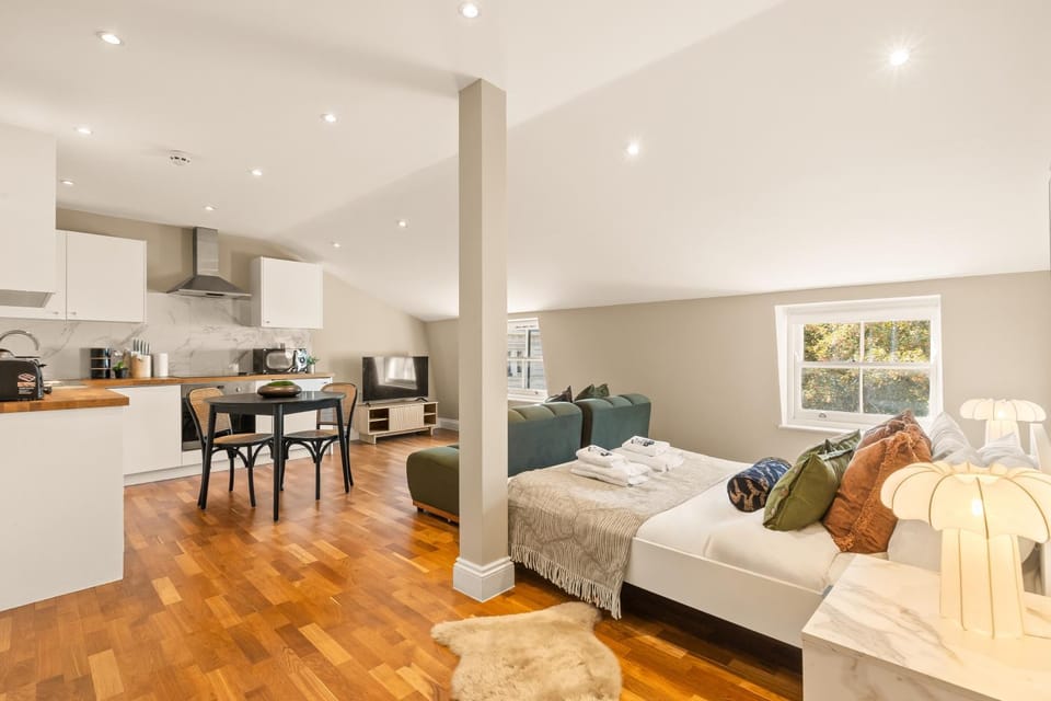 Bed, Seating area, Dining area