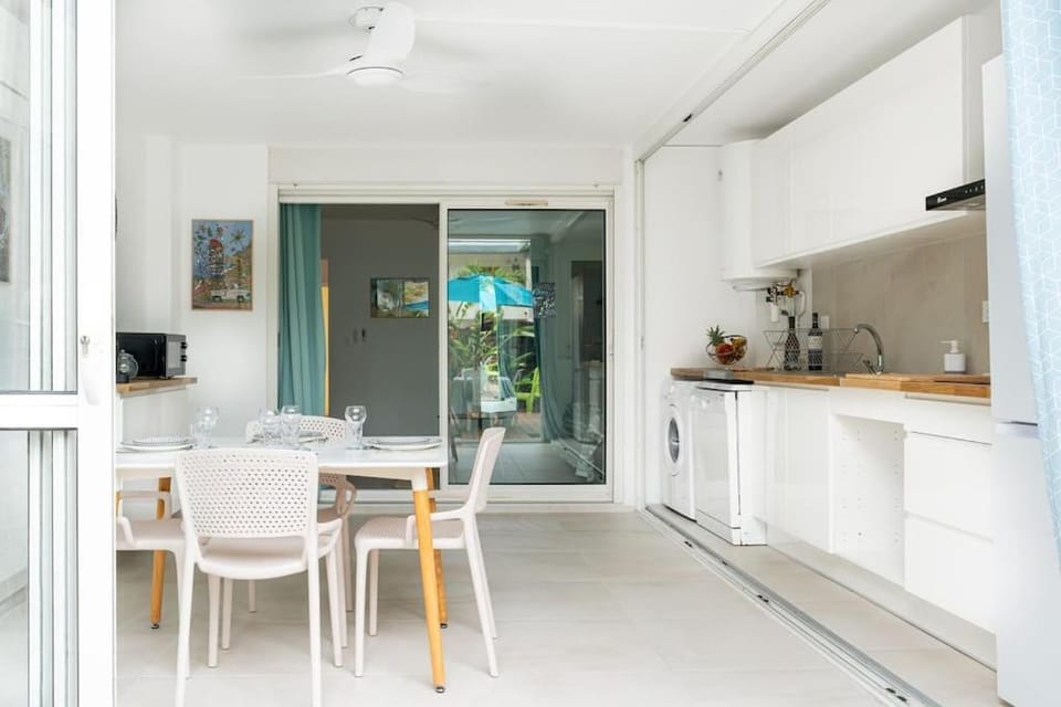Kitchen or kitchenette, Dining area