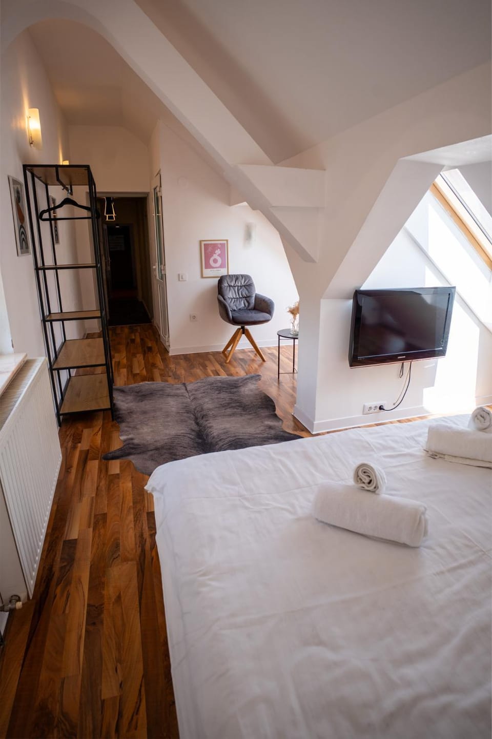 Bed, TV and multimedia, Photo of the whole room, Bedroom, towels
