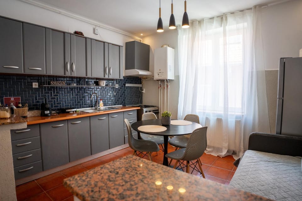 Kitchen or kitchenette, Dining area, minibar, oven, stove