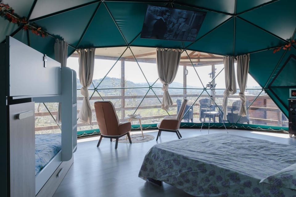 Bed, Natural landscape, TV and multimedia, View (from property/room), Balcony/Terrace, Living room, Photo of the whole room, Seating area, Bedroom