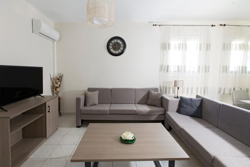 TV and multimedia, Living room, Seating area, air conditioner