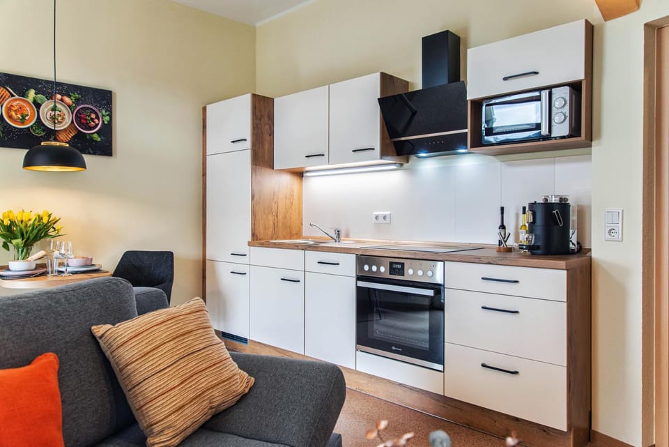 Coffee/tea facilities, Kitchen or kitchenette, Dining area, dishwasher, minibar, stove
