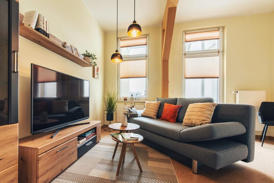 Communal lounge/ TV room, TV and multimedia, Living room, Seating area, Evening entertainment