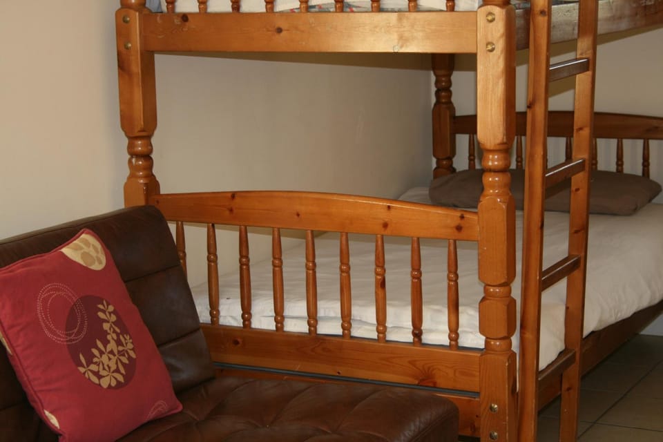 Nearby landmark, Communal lounge/ TV room, Bed, Day, Natural landscape, Fishing, Bathroom, Hiking, Bedroom, Communal kitchen, Autumn, On site, Landmark view, Mountain view