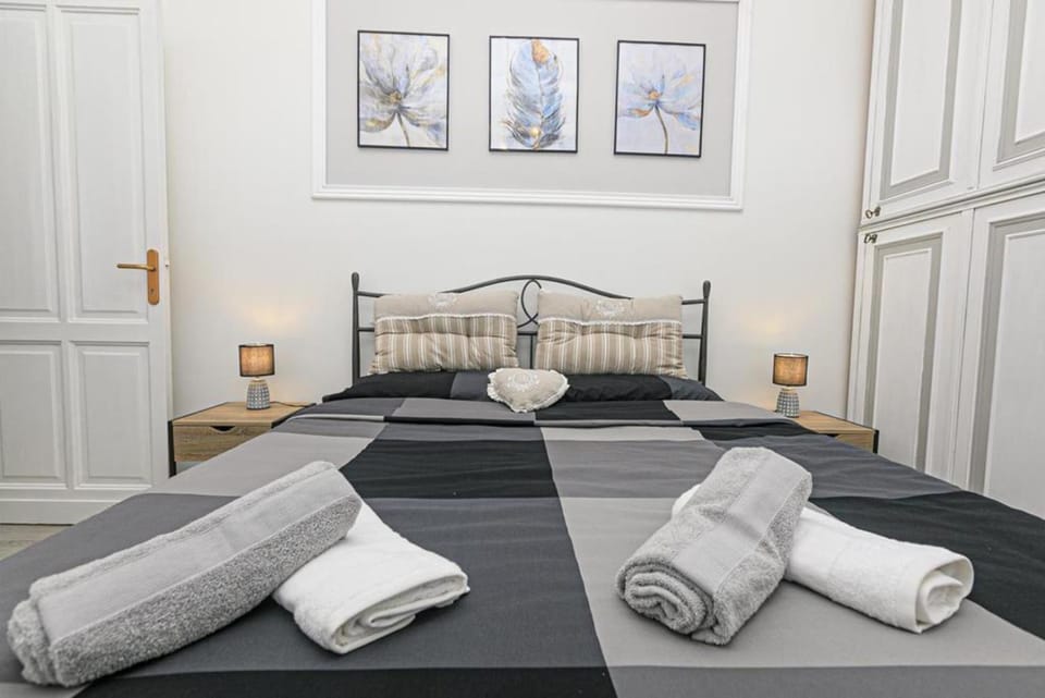 Bed, Bedroom, towels