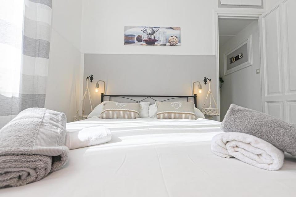 Bed, Bedroom, towels