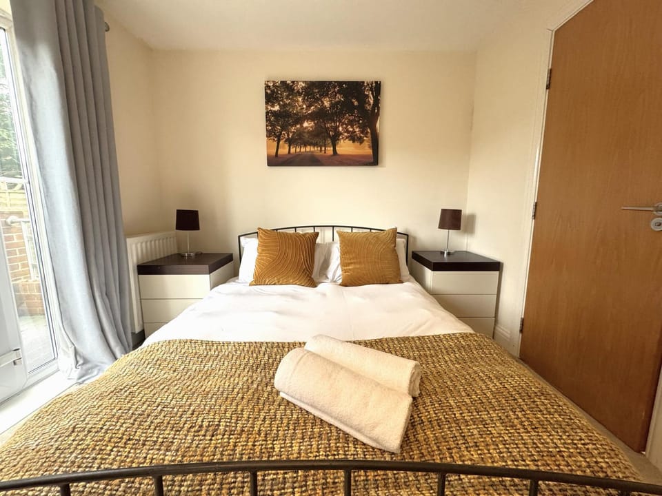 Bed, Bedroom, towels