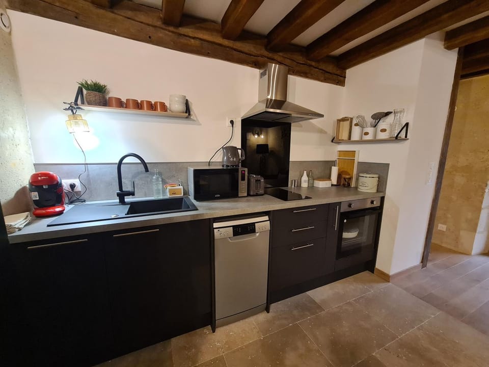 Coffee/tea facilities, microwave, oven, stove, kitchen