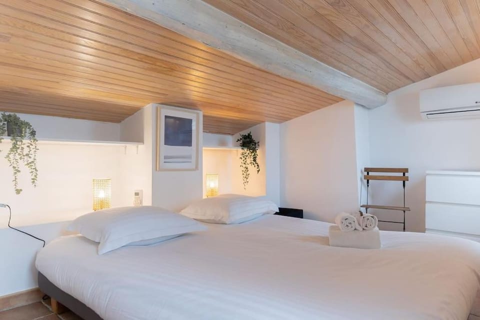 Bed, Photo of the whole room, Bedroom, air conditioner