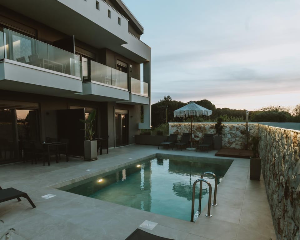 Property building, Patio, Day, Natural landscape, View (from property/room), Balcony/Terrace, Mountain view, Pool view, Swimming pool, sunbed