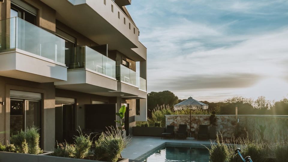 Property building, Day, Natural landscape, Pool view, Swimming pool