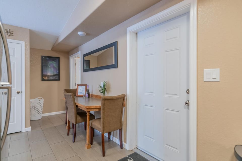 Facade/entrance, Dining area