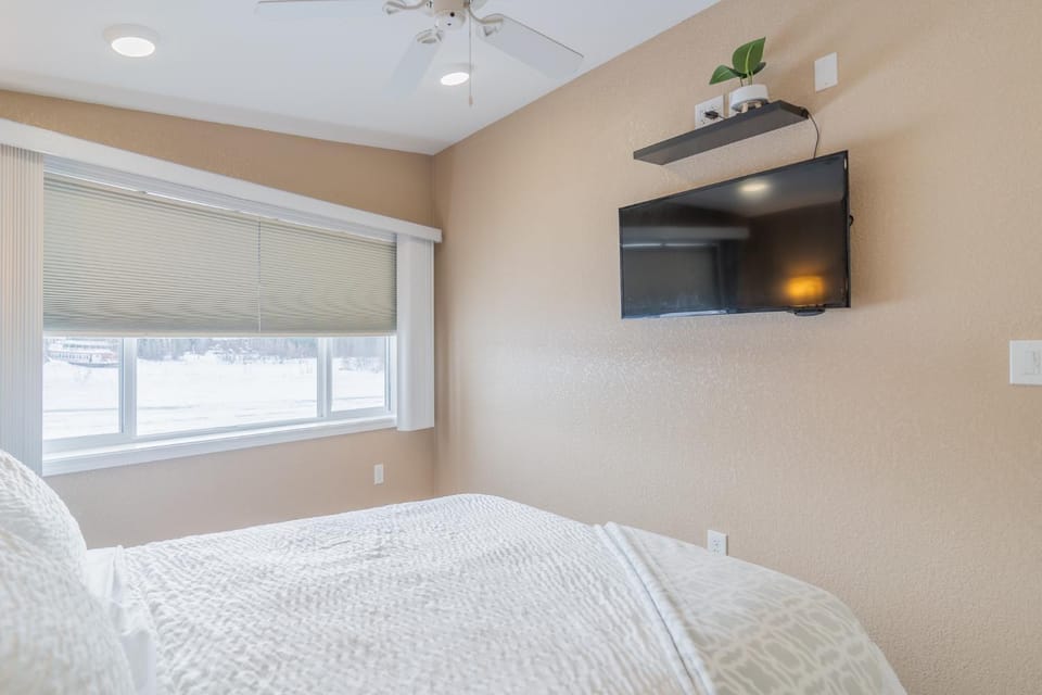 Bed, TV and multimedia, View (from property/room), Photo of the whole room, Bedroom, fireplace