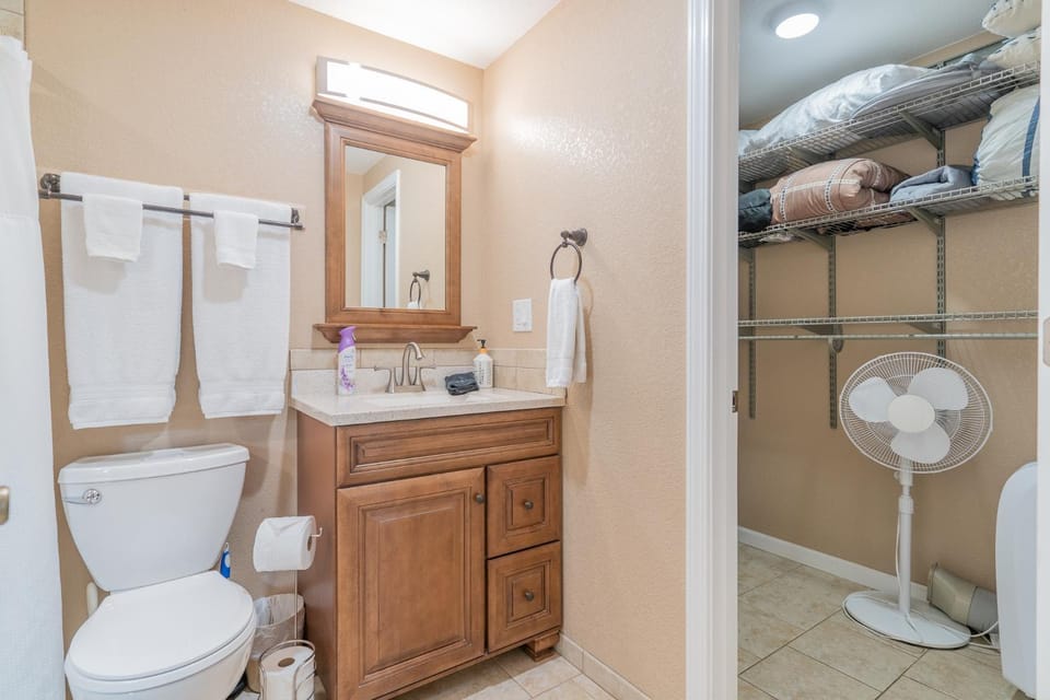 Shower, Toilet, Bathroom, storage, towels