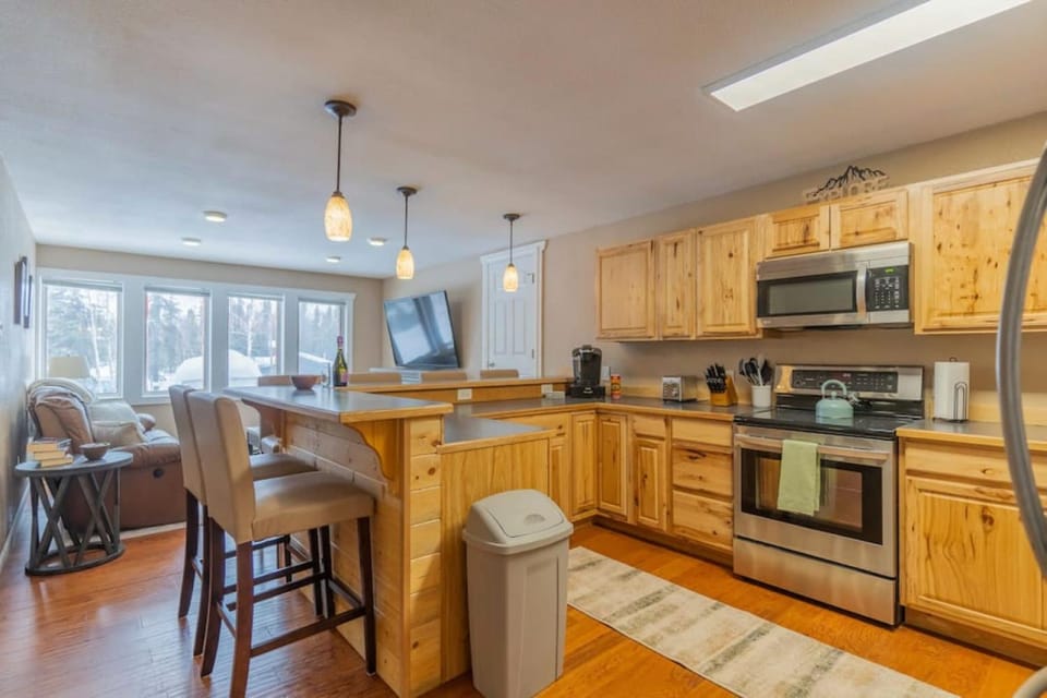 Coffee/tea facilities, Kitchen or kitchenette, Living room, Seating area, Dining area, minibar, pet friendly, stove, toaster