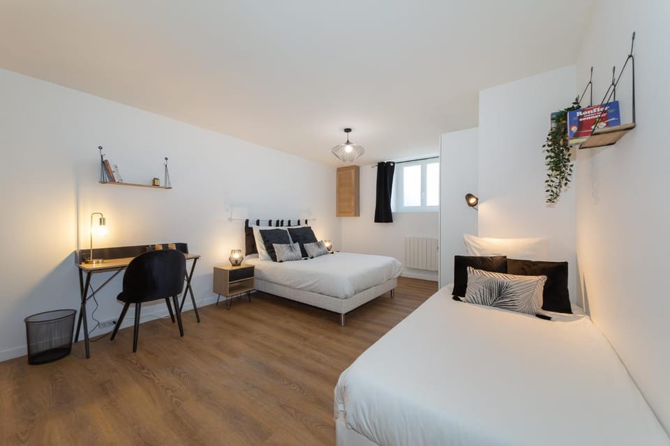 Bed, Photo of the whole room, Seating area, Bedroom