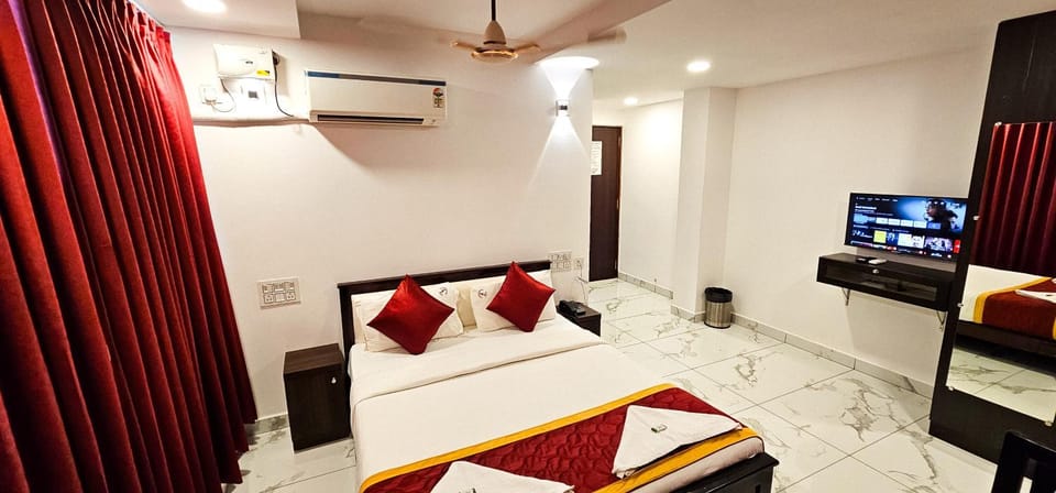 Bed, TV and multimedia, Bedroom