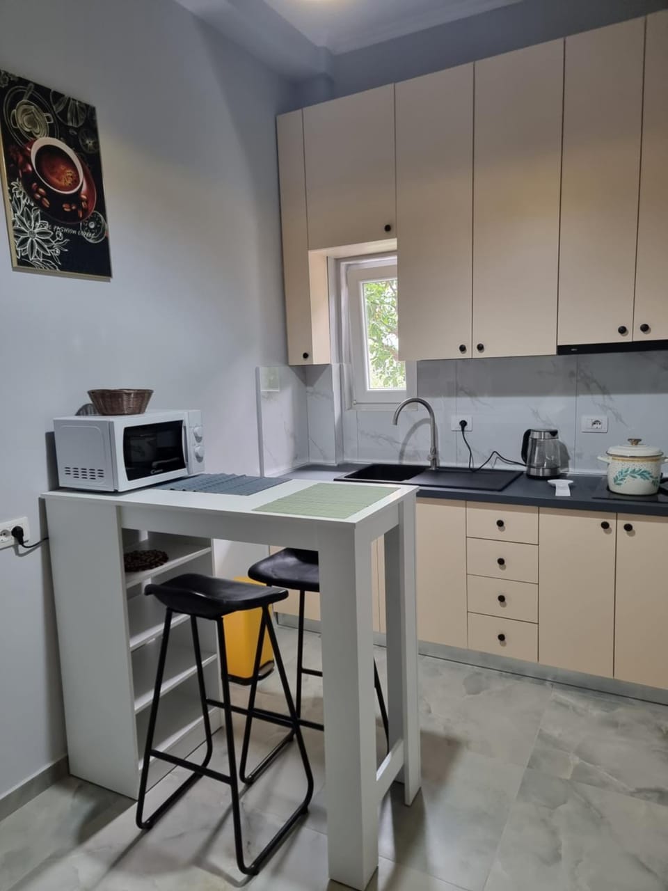 Kitchen or kitchenette, Dining area, dishwasher, minibar, stove