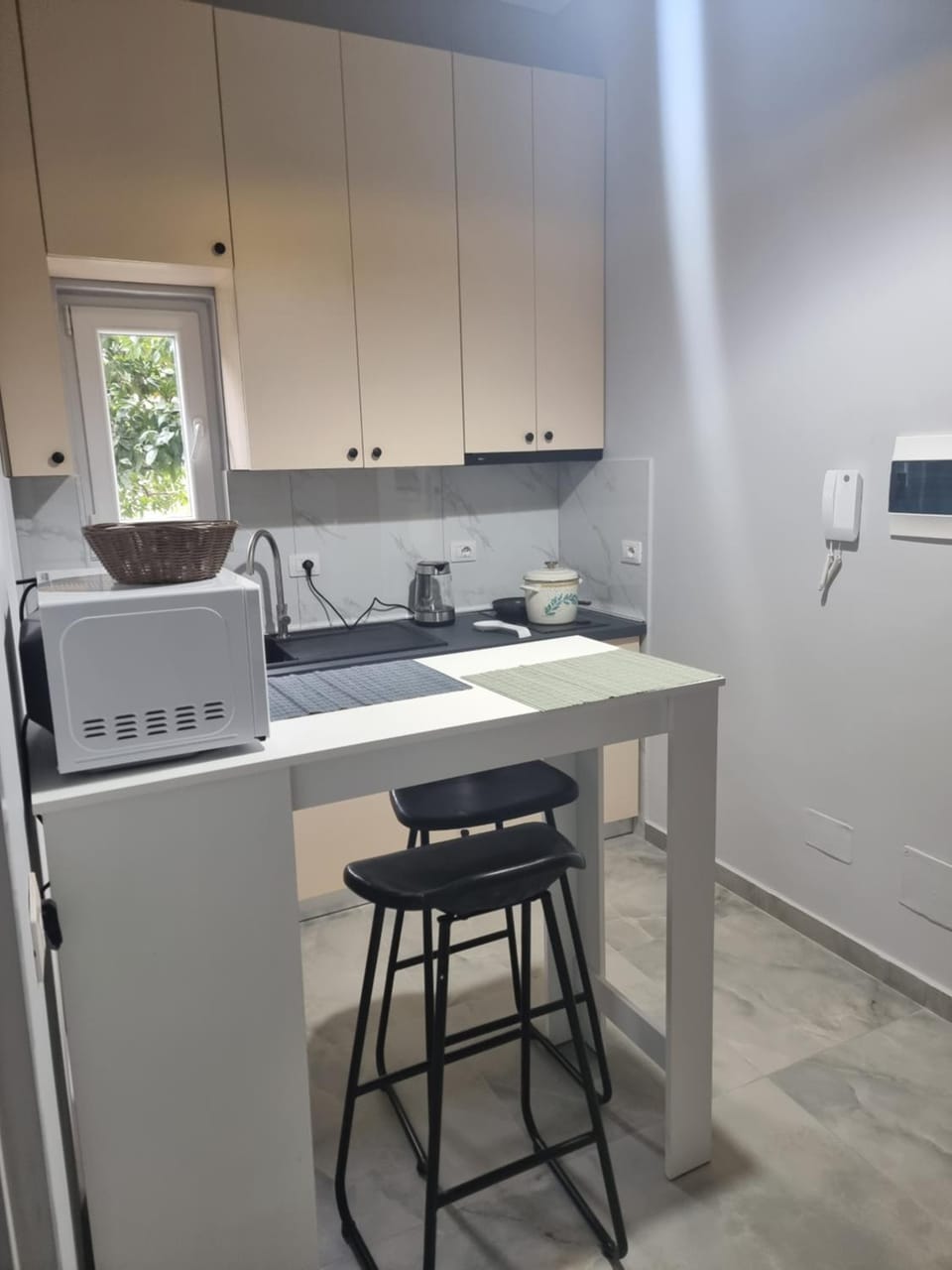 Kitchen or kitchenette, minibar, stove