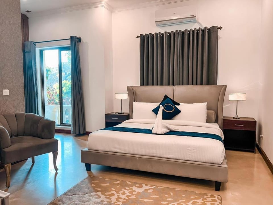 Photo of the whole room, Bedroom