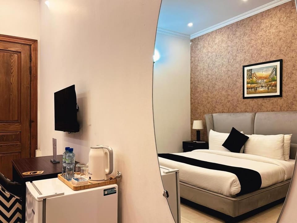 Photo of the whole room, Bedroom