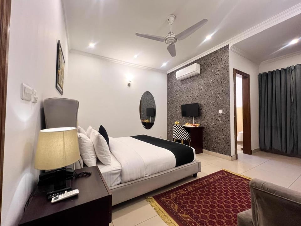 Photo of the whole room, Bedroom