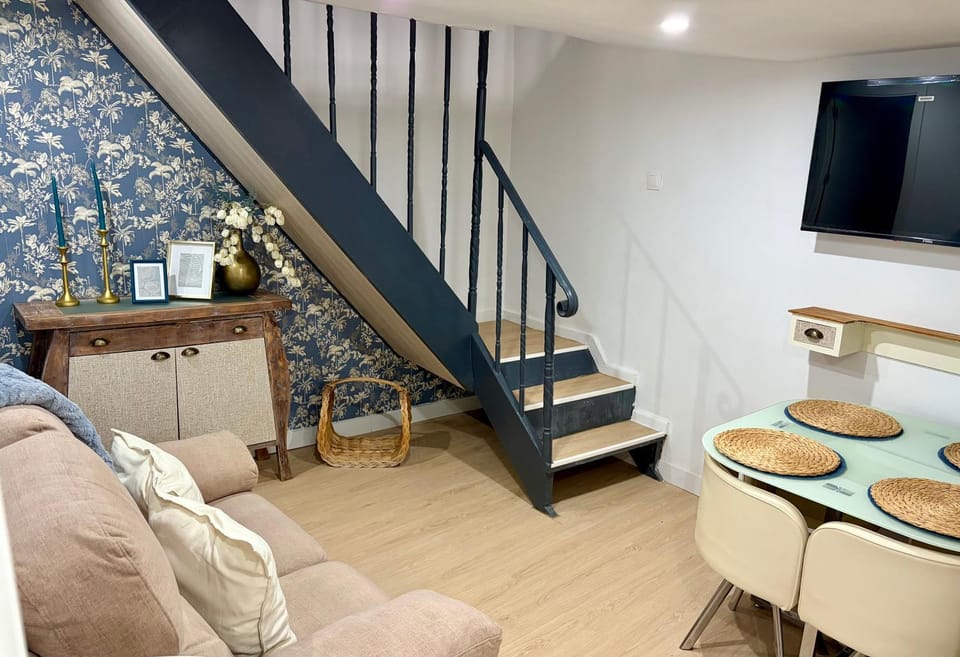 TV and multimedia, Seating area, Dining area