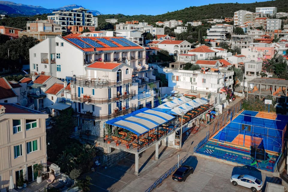 Property building, Day, Neighbourhood, Bird's eye view, Street view, Location, Parking