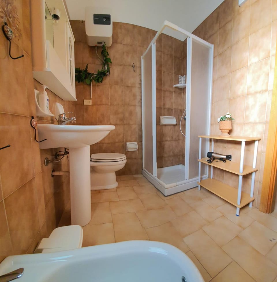 Shower, Toilet, Bathroom, Bath, bidet, towels