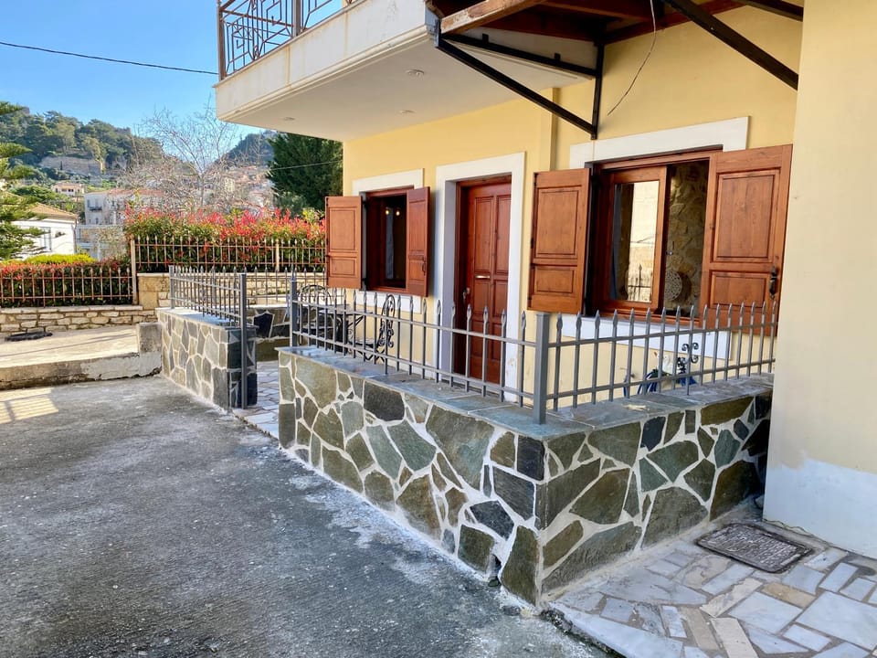 Property building, Day, Natural landscape, Balcony/Terrace, Mountain view