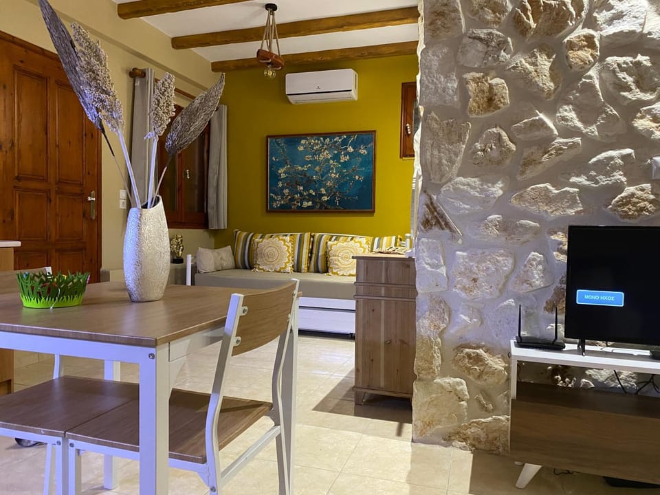 TV and multimedia, Living room, Seating area, Dining area, Evening entertainment, air conditioner
