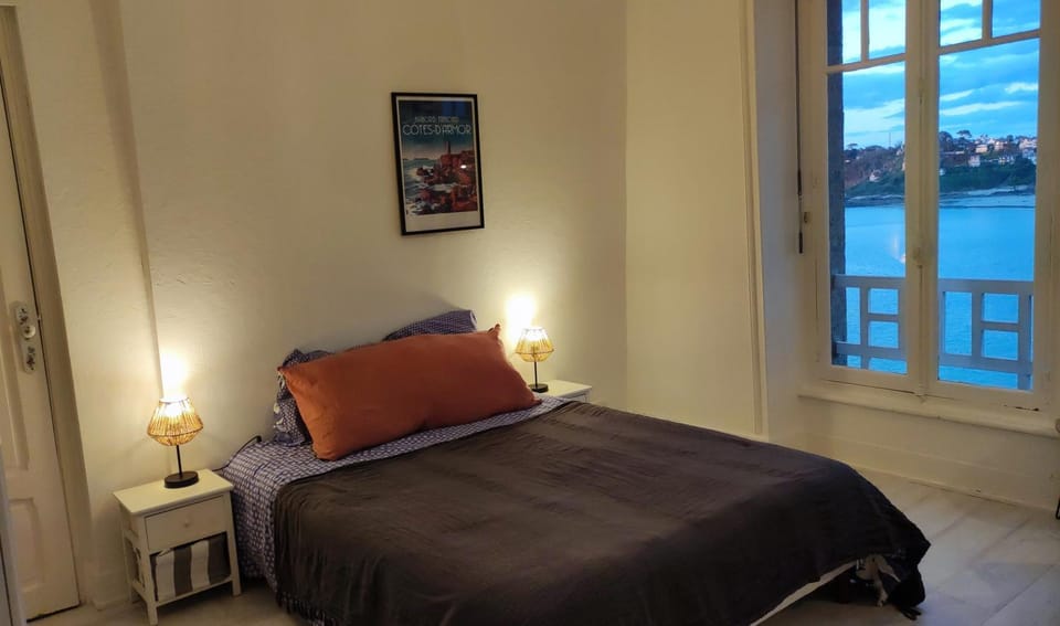 TRESTRAOU Splendide vue mer studio Apartment in Perros-Guirec