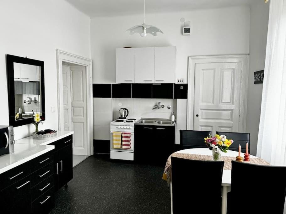 Downtown Delight: Chic Oasis Apartment in City of Zagreb