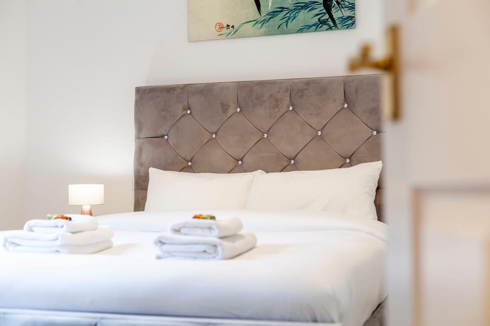 Bed, Bedroom, towels