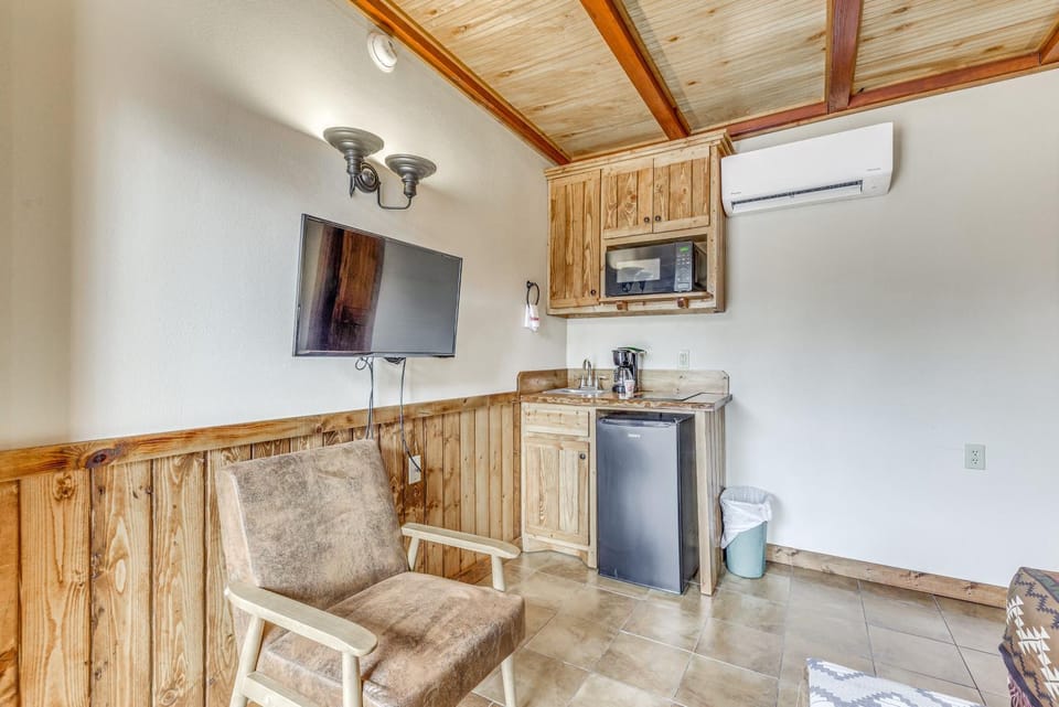 5 Mi to Alto Lake! Pet-Friendly Ruidoso Studio Apartment in Ruidoso