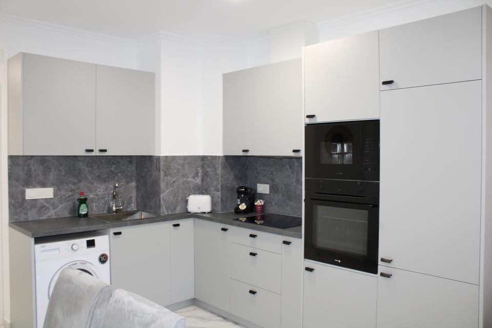 Kitchen or kitchenette, minibar