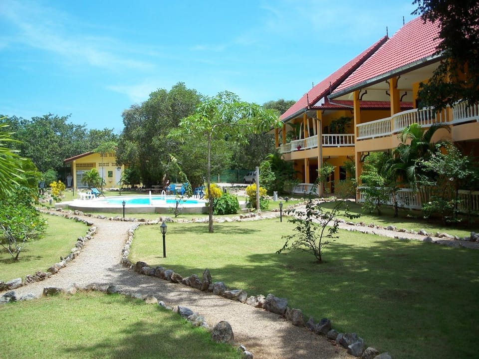 Facade/entrance, Swimming pool