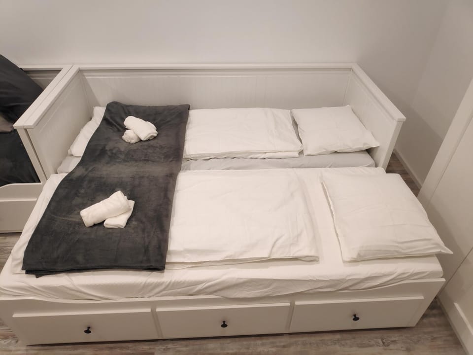 Bed, Photo of the whole room, Bedroom, towels