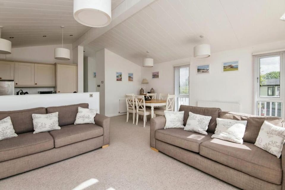 Lodge Sleeps 6 with Private Hot Tub House in East Devon District