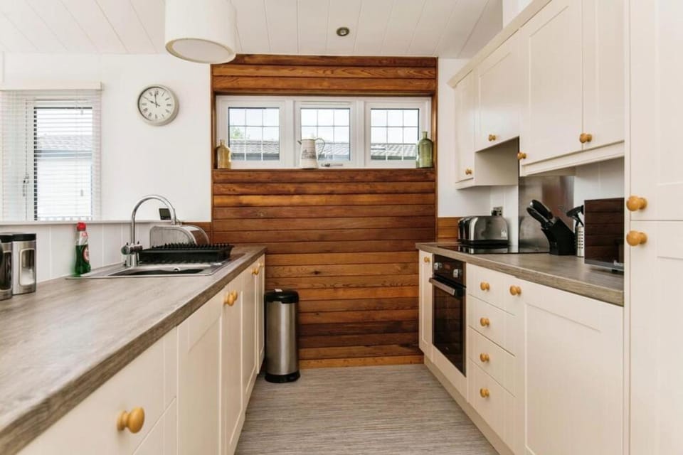 Lodge Sleeps 6 with Private Hot Tub House in East Devon District