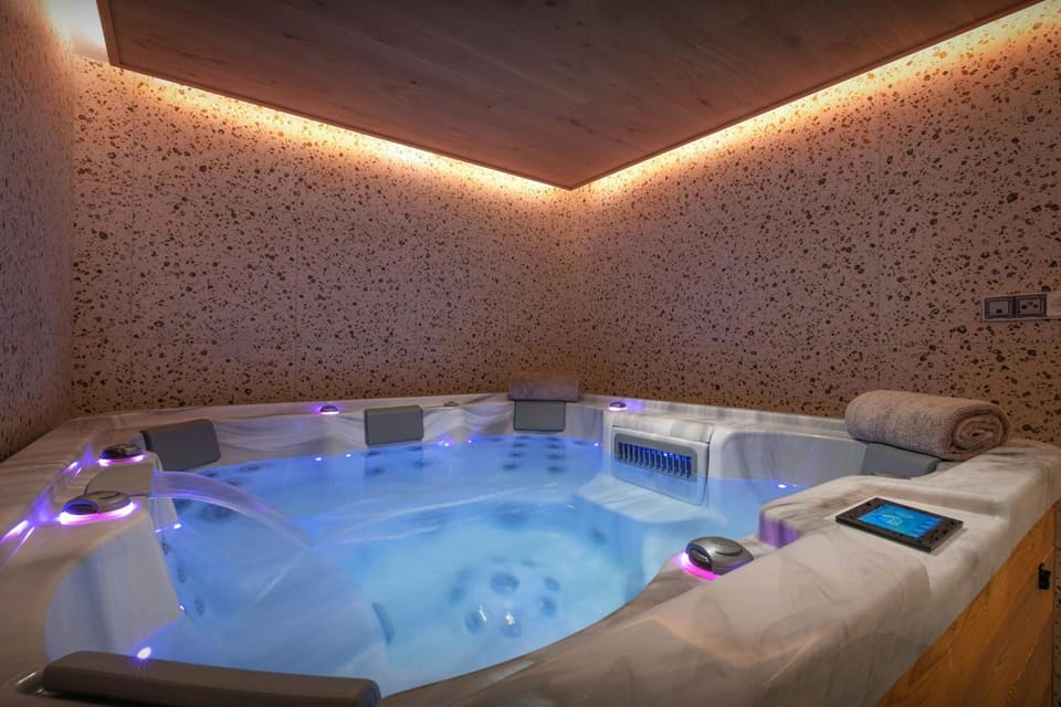 Hot Tub, Area and facilities