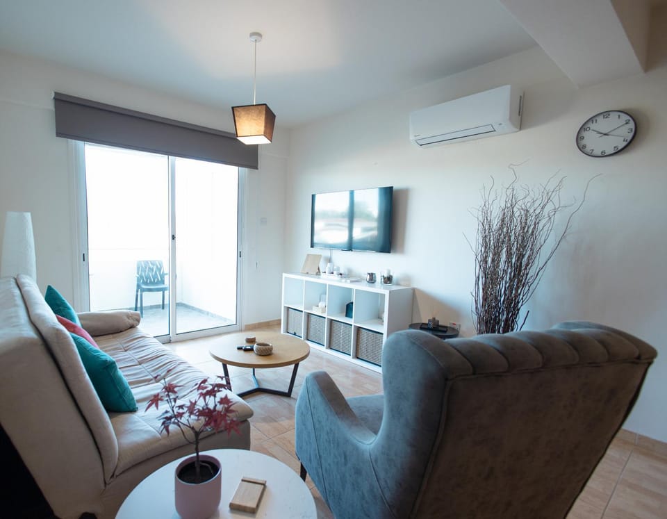 Communal lounge/ TV room, TV and multimedia, Living room, Seating area, Dining area, Evening entertainment, air conditioner