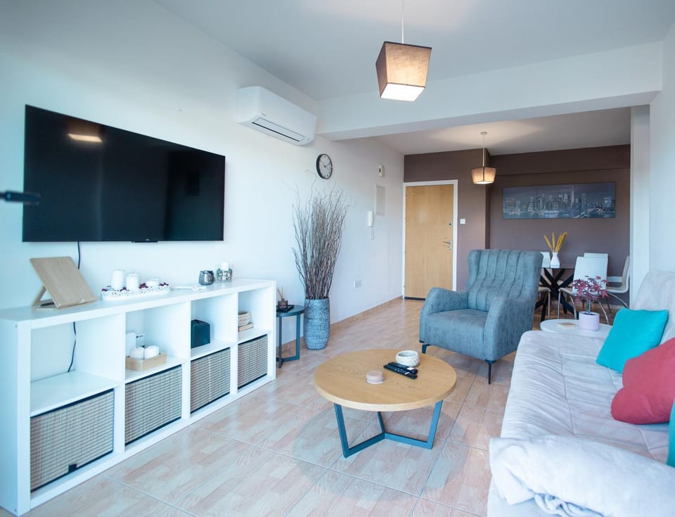 Communal lounge/ TV room, TV and multimedia, Kitchen or kitchenette, Seating area, Dining area, air conditioner