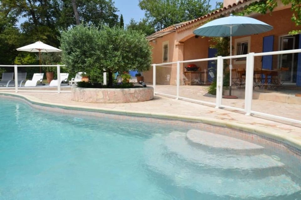 Property building, Patio, Day, Pool view, Swimming pool, sunbed
