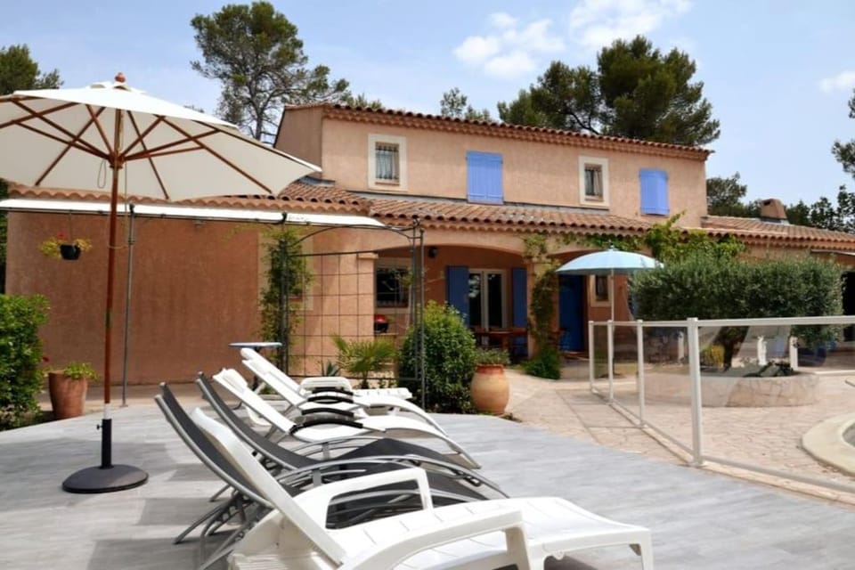 Property building, Balcony/Terrace, Pool view, Swimming pool, sunbed